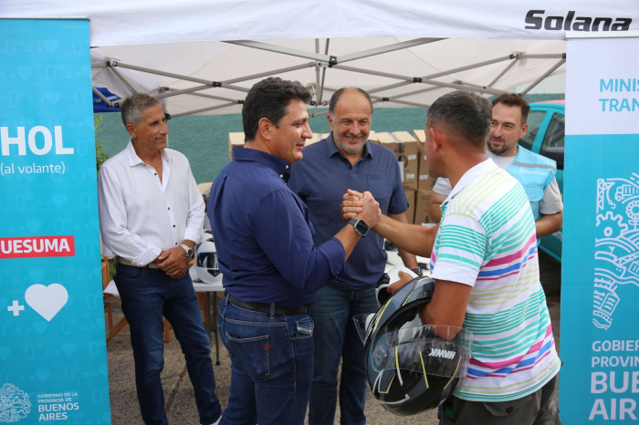 Marinucci, Garate y Feijoo entregaron cascos a vecinos.