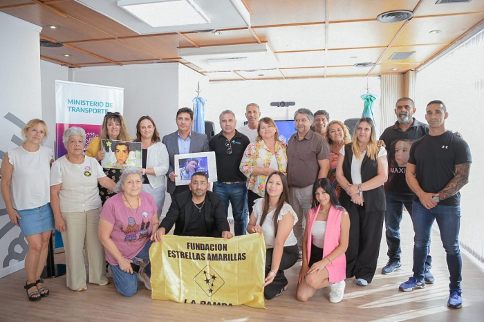 Marinucci y autoridades junto a referentes de Estrellas Amarillas.