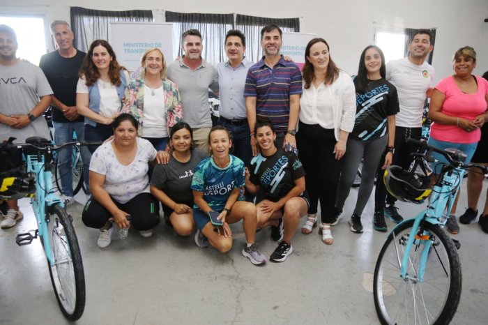 Marinucci, Echarren, Passo, Feijoo, Mayol y Botti junto con vecinas.