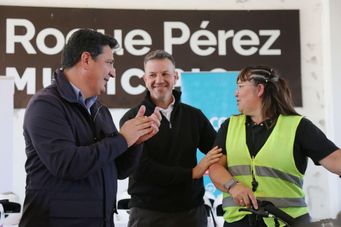 Marinucci y Sciaini junto a una inspectora de tránsito.