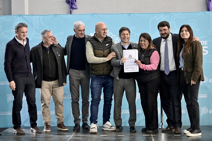 Kicillof entregó viviendas y escrituras a familias de Berisso