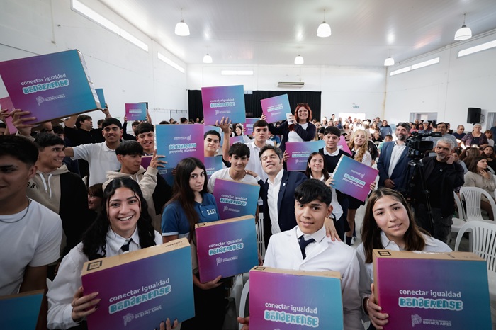 Conectar Igualdad: Axel Kicillof y estudiantes secundarios en el municipio de Rivadavia