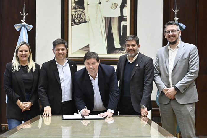 Kicillof y Cuattromo firmaron convenios con municipios para la compra de bienes de capital Axel Kicillof