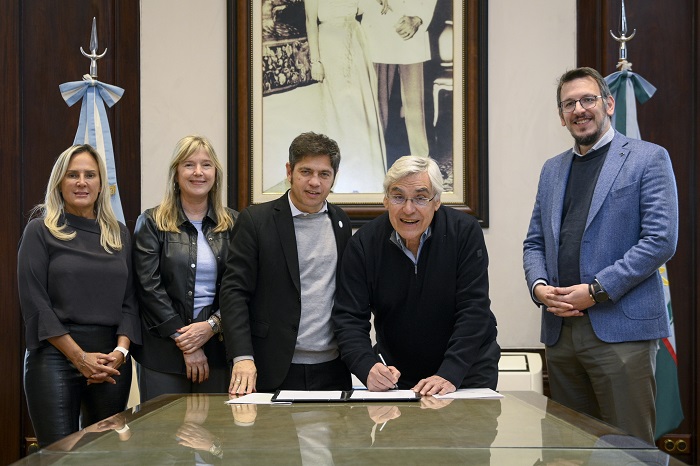 Kicillof y Cuattromo firmaron convenios con municipios para la compra de bienes de capital Axel Kicillof