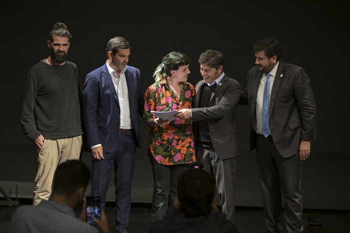 Kicillof entregó 299 escrituras gratuitas a familias de Dolores