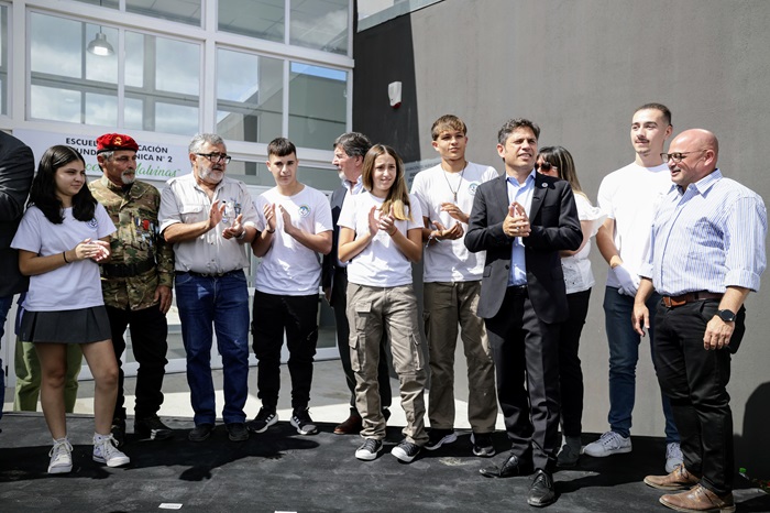 El Gobernador junto a alumnos y alumnas de la Escuela Técnica N° 2.