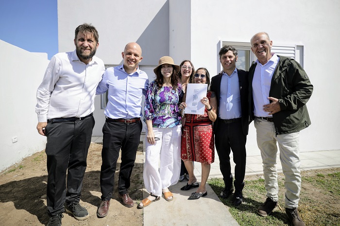 El Gobernador durante la entrega de viviendas