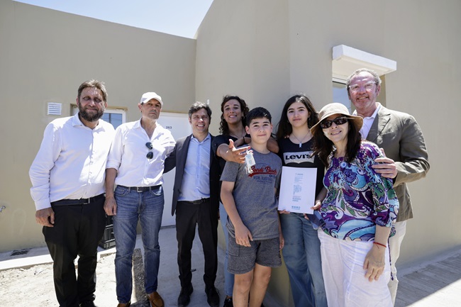 Kicillof entregó viviendas e inauguró infraestructura educativa y de salud