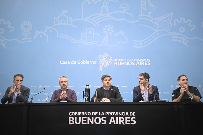 El Gobernador durante la conferencia junto a los ministros.