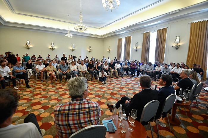 El Gobernador durante el encuentro.