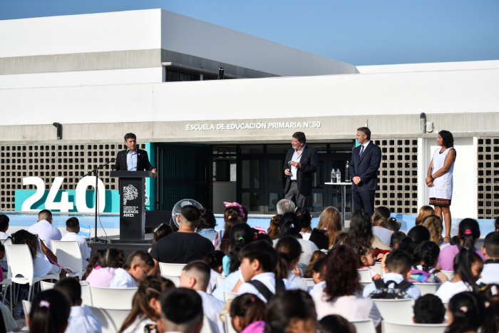 Se construyeron 240 nuevos edificios escolares en toda la provincia.