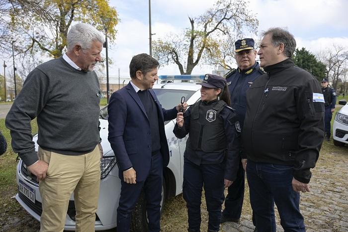 Kicillof entregó nuevos patrulleros y motos para fortalecer la seguridad