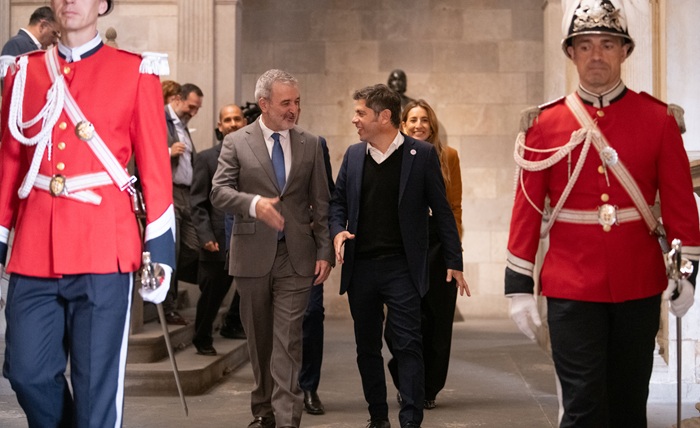 Kicillof se reunió con el alcalde de Barcelona