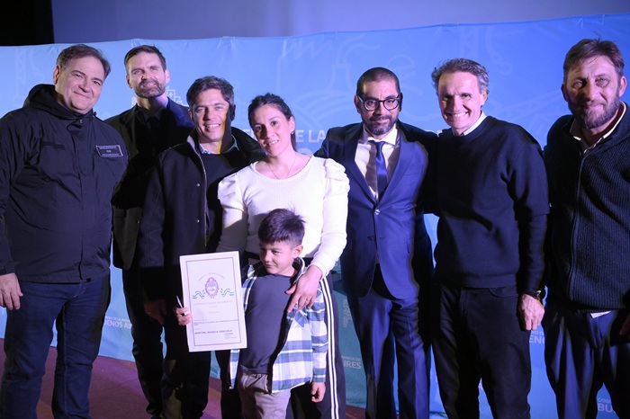 Kicillof entregó escrituras gratuitas a familias de Coronel Rosales
