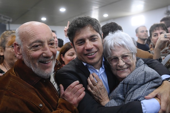 Kicillof entregó escrituras gratuitas a familias de General Arenales