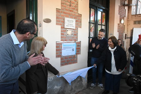 Se descubre la placa