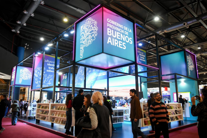 Presentación de la Colección Versos Aparecidos en la Feria del Libro