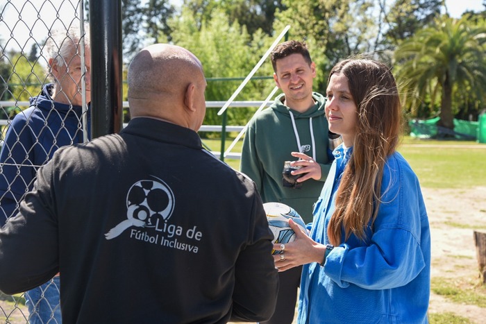 Bernarda Meglia junto a Raul Lucero recorriendo los distintos talleres 