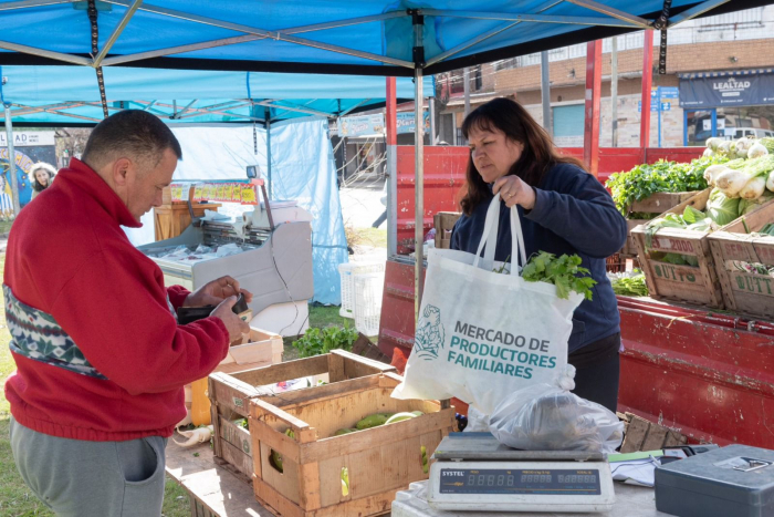 Puestos de productores familiares.