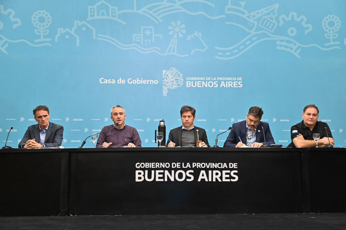 Larroque junto a Axel Kicillof, Carlos Bianco, Javier Alonso y Gabriel Katopodis