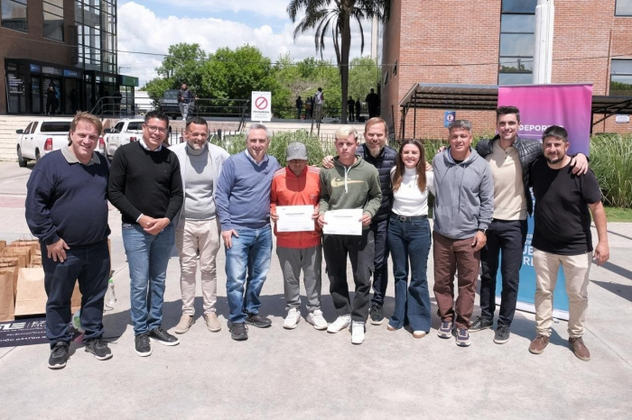 Ezeiza: Larroque y Granados entregaron subsidios y equipamiento deportivo Lo acompañó el gabinete