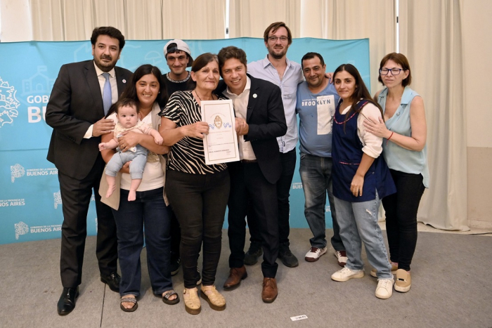 Kicillof entregó escrituras gratuitas a familias de Suipacha