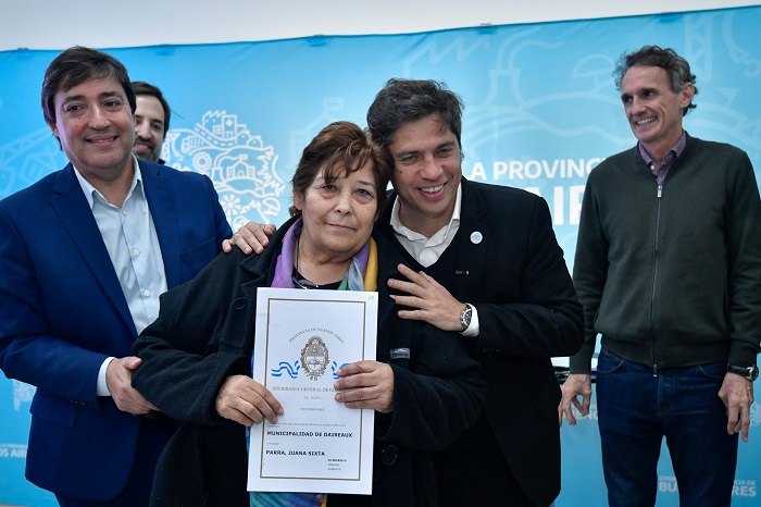 Kicillof entregó escrituras en Daireaux y Salliqueló