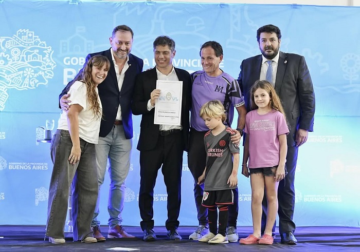 Kicillof entregó escrituras en Lincoln