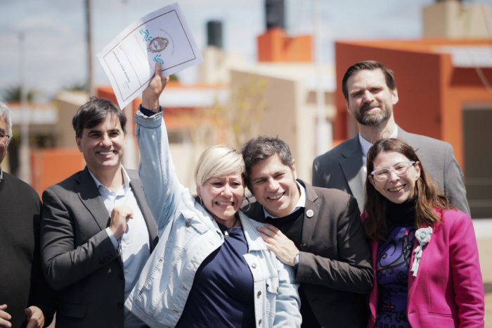 KICILLOF ENTREGÓ 121 ESCRITURAS EN CASTELLI KICILLOF ENTREGÓ 121 ESCRITURAS EN CASTELLI