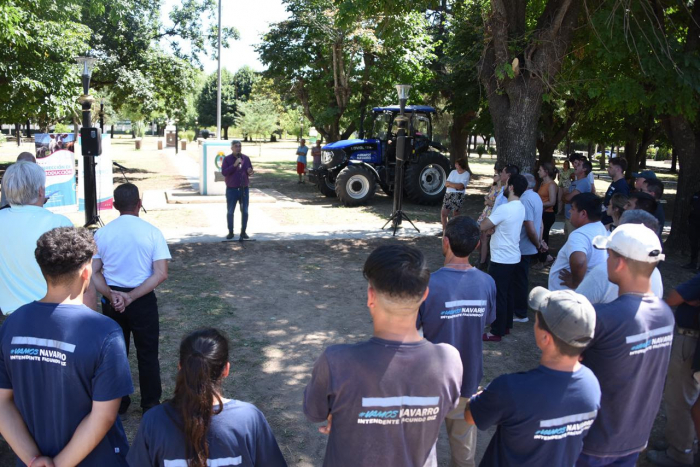 Javier Rodríguez entregó un tractor 0km para mejorar los caminos rurales