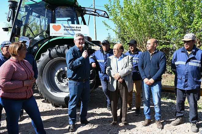 Javier Rodríguez entregó maquinaria a Berazategui para Mejora de Caminos Rurales