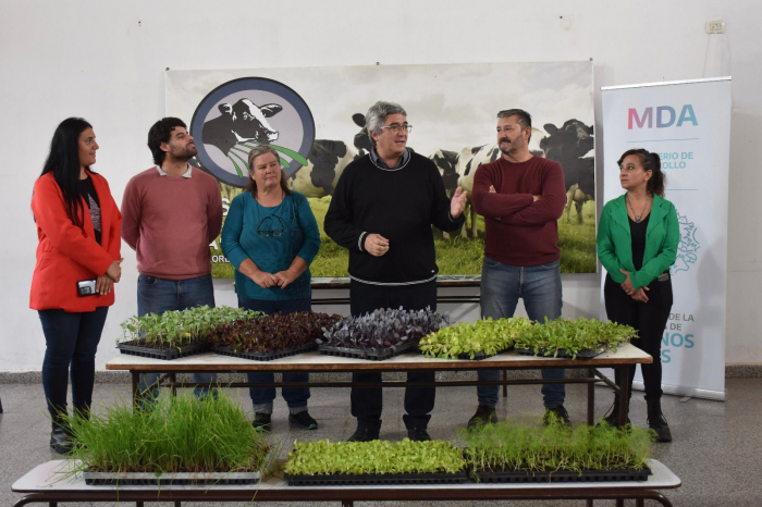 Javier Rodríguez entregó la habilitación ELEA a una escuela agropecuaria Javier Rodríguez entregó la habilitación ELEA a una escuela agropecuaria