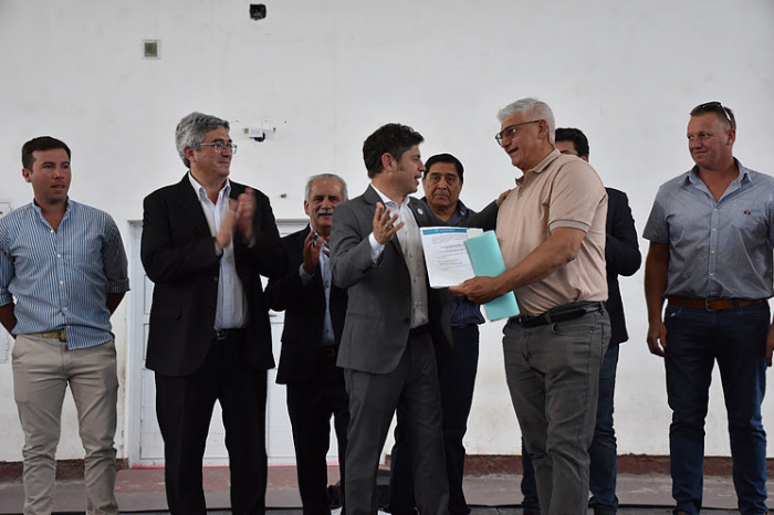 El gobernador Axel Kicillof y el ministro Javier Rodríguez entregaron la habilitación al primer frigorífico de faena bovina