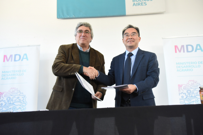 Javier Rodríguez y el presidente de la Academia de Ciencias Agrícolas de Sichuan firmaron el acuerdo Javier Rodríguez y el presidente de la Academia de Ciencias Agrícolas de Sichuan firmaron el acuerdo