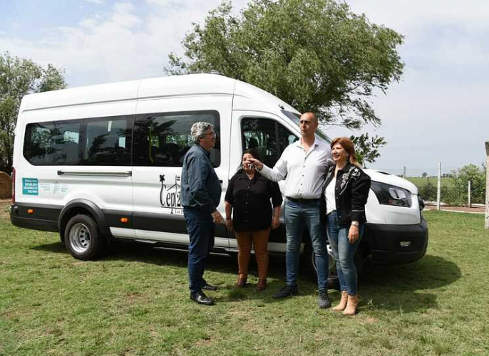 El ministro Javier Rodríguez hizo entrega de un minibús a una escuela agraria de General Viamonte