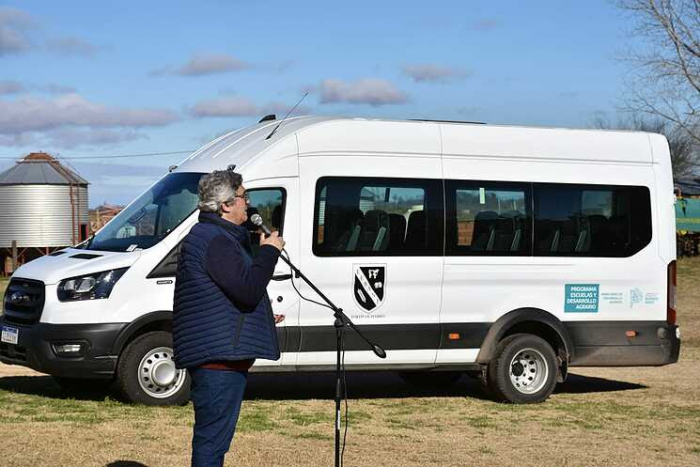 El ministro Javier Rodríguez hizo entrega de dos minibuses a escuelas agrarias de Rivadavia y Pellegrini