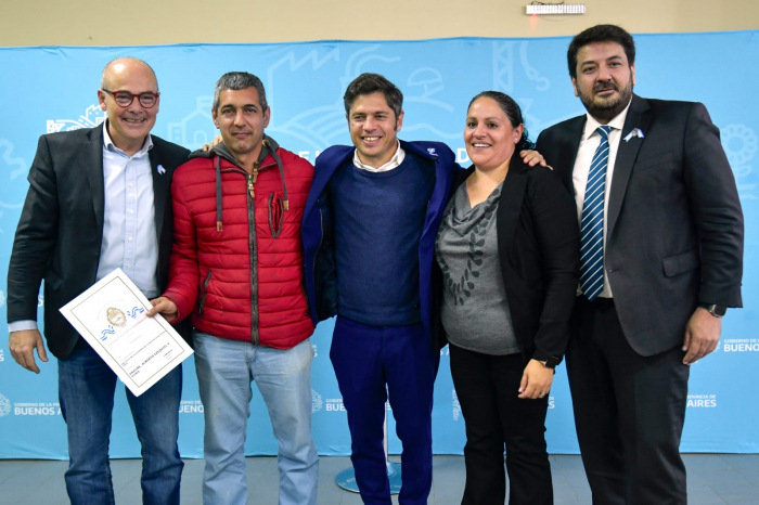 Kicillof entregó escrituras a familias de Laprida