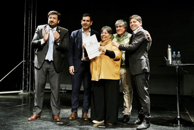 Kicillof entregó 299 escrituras gratuitas a familias de Dolores