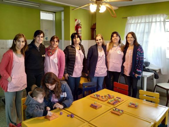 Fabricamos mobiliario y juegos didácticos para luego donarlos al Hospital de Lobos