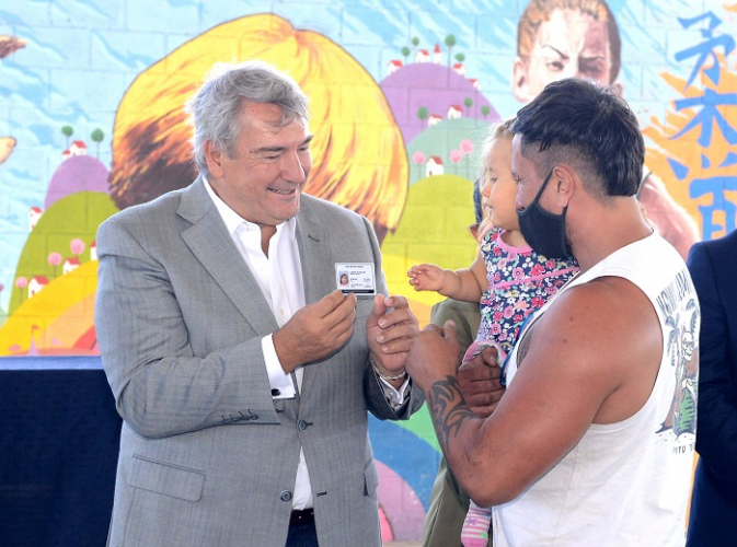 Jorge D'Onofrio entregando la credencial del Pase Libre Multimodal.