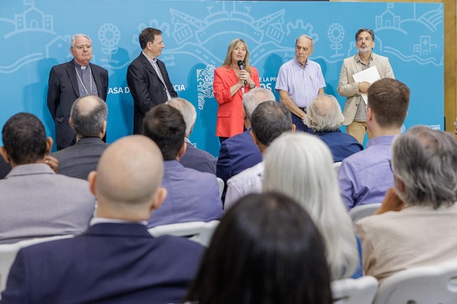 Alvarez Rodríguez inauguró la muestra fotográfica “Francisco: servidor en Buenos Aires, servidor del mundo”