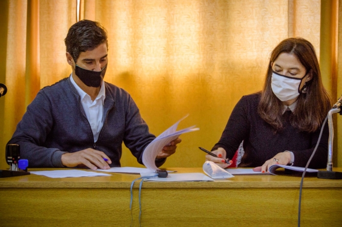 La Ministra Estela Díaz firmó esta mañana junto al Intendente de Punta Indio, Hernán Yzurieta, el convenio para la asignación de