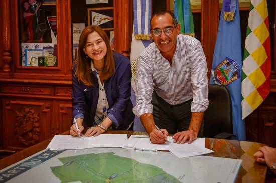 Firma de convenios para fortalecer políticas de género en Azul Firma de convenios para fortalecer políticas de género en Azul