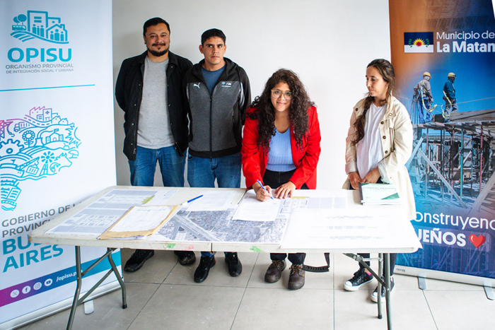 Romina Barrios firmando el inicio de obra de viviendas para Puerta de Hierro