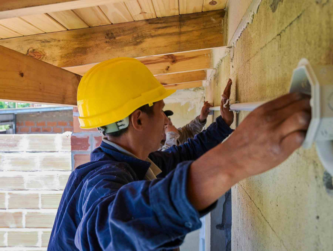 Se lleva adelante obras de conexión eléctrica en hogares del barrio Argentino