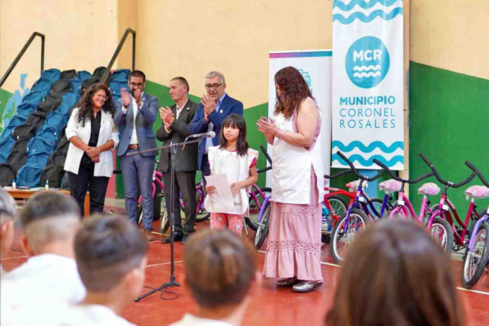 Barrios, Aristimuño y Urquiza entregaron bicicletas y kits a estudiantes