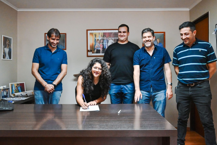 Barrios, Bianco y Angueira firmaron contratos para reactivar el Centro de Desarrollo Infantil en el barrio La Loma