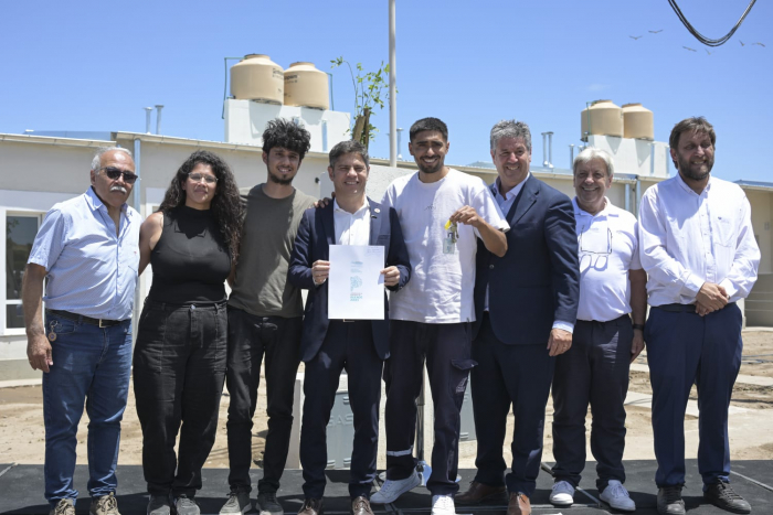 Barrios, Kicillof, Calderaro y Aristimuño firmaron contratos para mejorar la infraestructura de barrios populares de Bahía Blanc