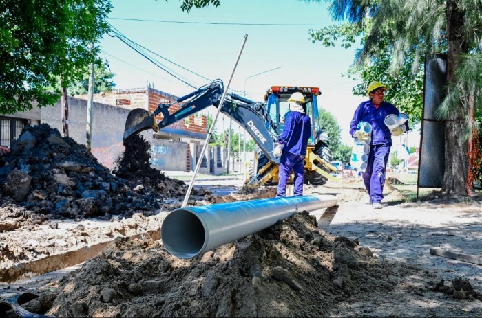 Trabajos de completamiento de red cloacal en el barrio Mosconi