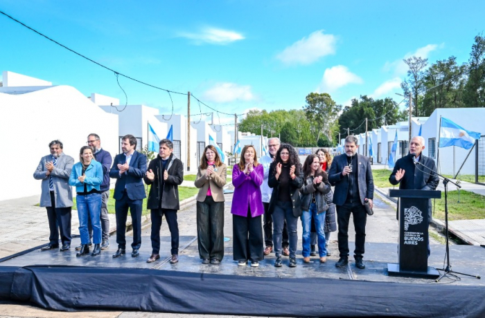 Barrios, Kicillof y Alak entregaron 175 viviendas en Melchor Romero